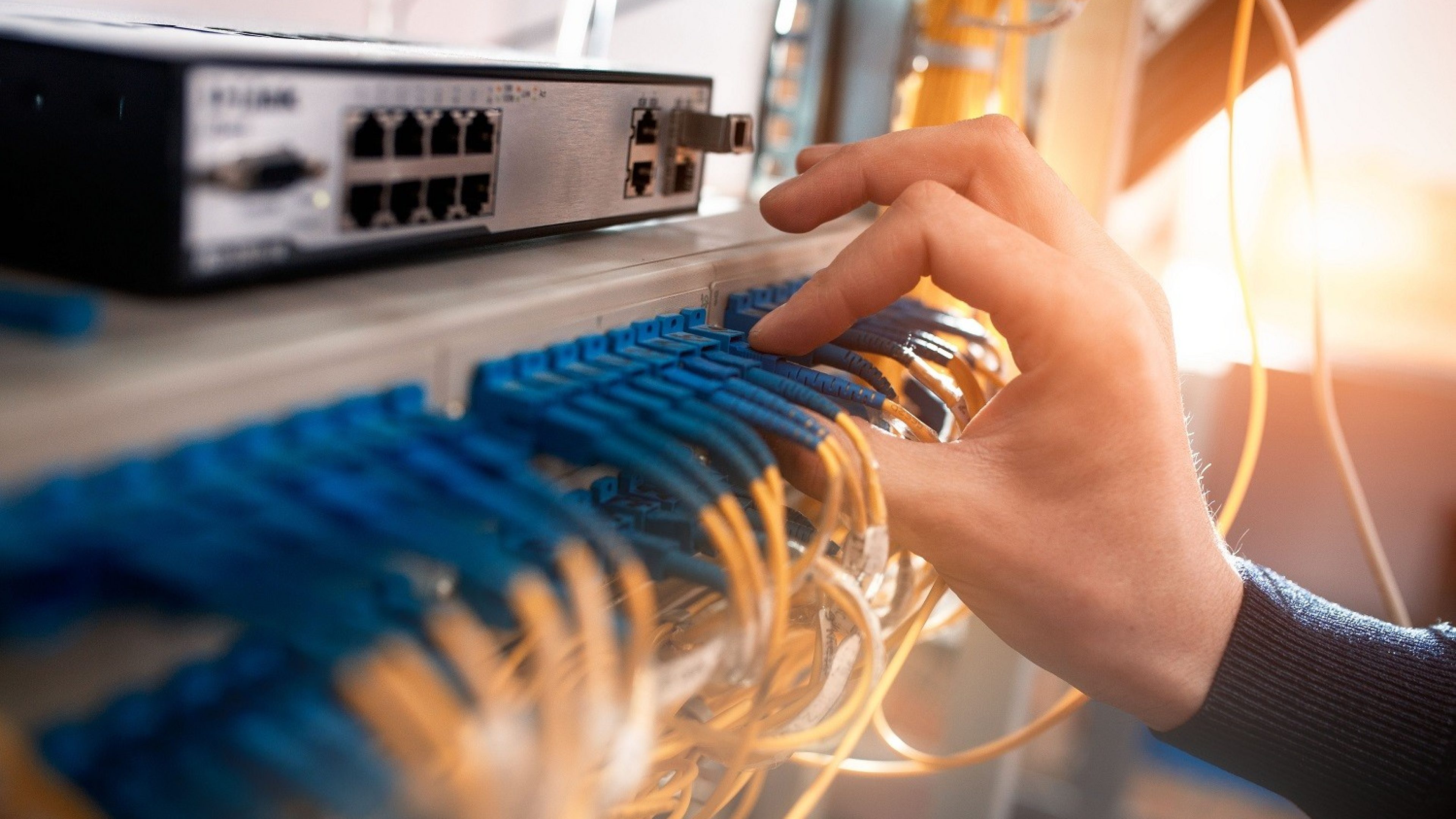 Ein Telekom-Ingenieur arbeitet an einem Funksender